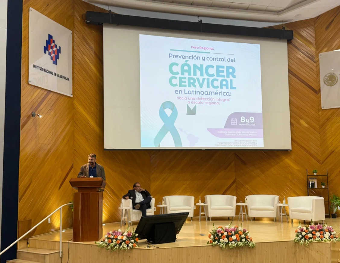 A researcher from the GReCS group at the regional forum on cervical cancer prevention and control in Latin America