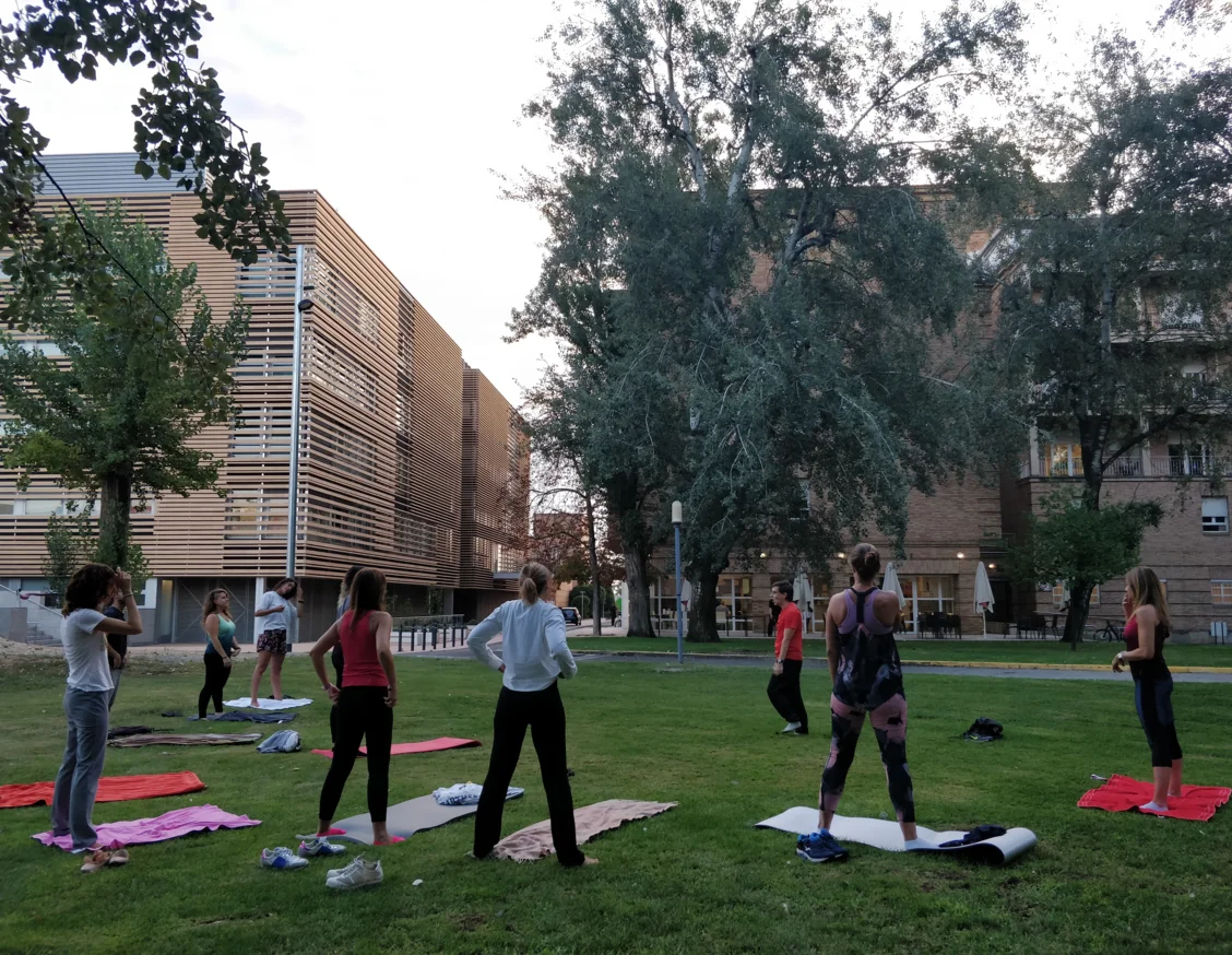 El IRBLleida se adhiere a la Semana Europea de la Movilidad con una sesión de yoga y estiramientos y una caminata saludable