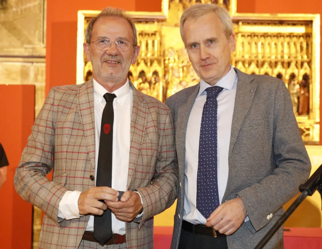 The Territorial Clinical Director of Chronic Respiratory Diseases of Lleida, Ferran Barbé, receives the gold insignia of the Spanish Society of Pneumology and Thoracic Surgery