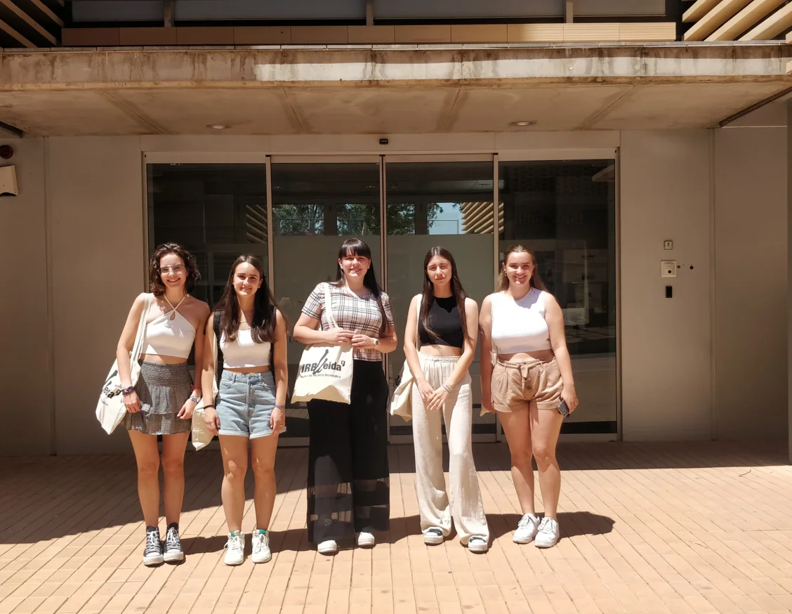 Six first-year Baccalaureate students from Lleida receive grants from the IRBLleida for a stay at the centre