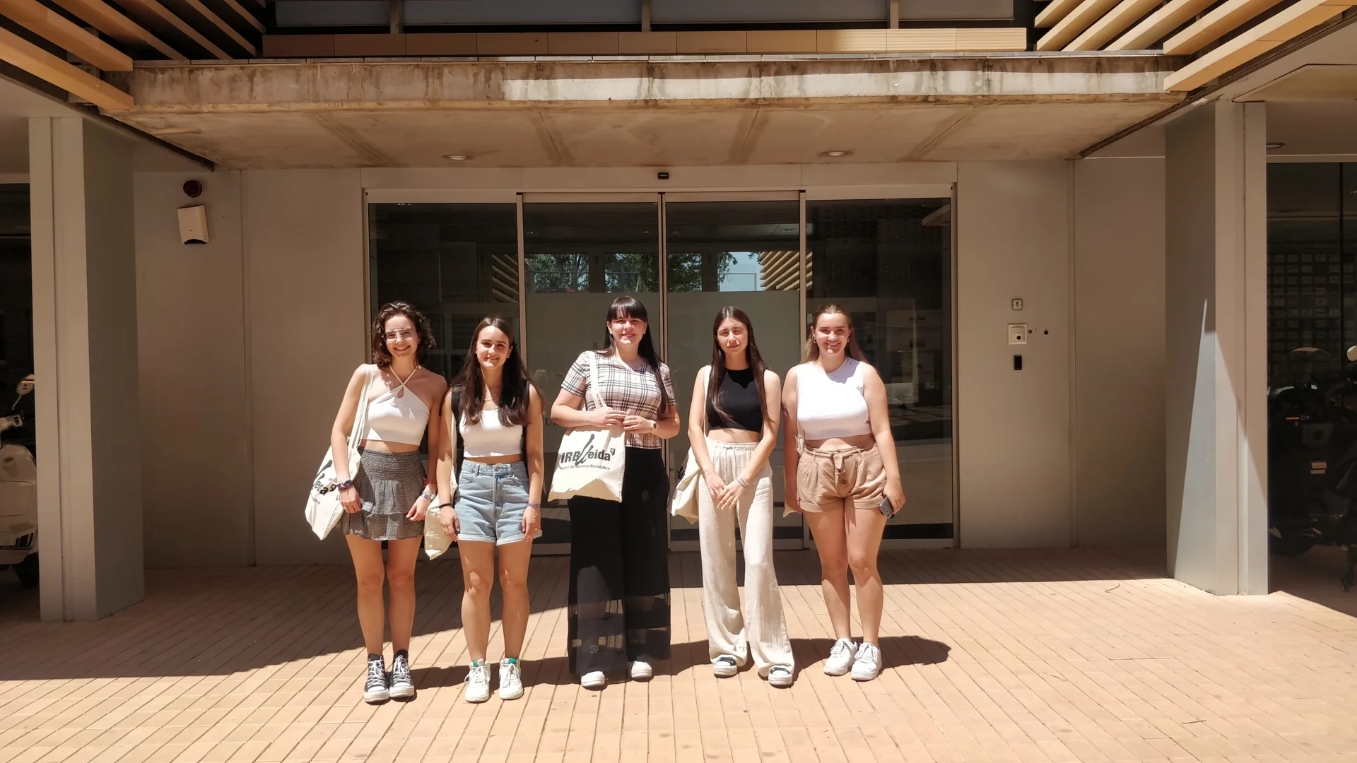 Six first-year Baccalaureate students from Lleida receive grants from the IRBLleida for a stay at the centre