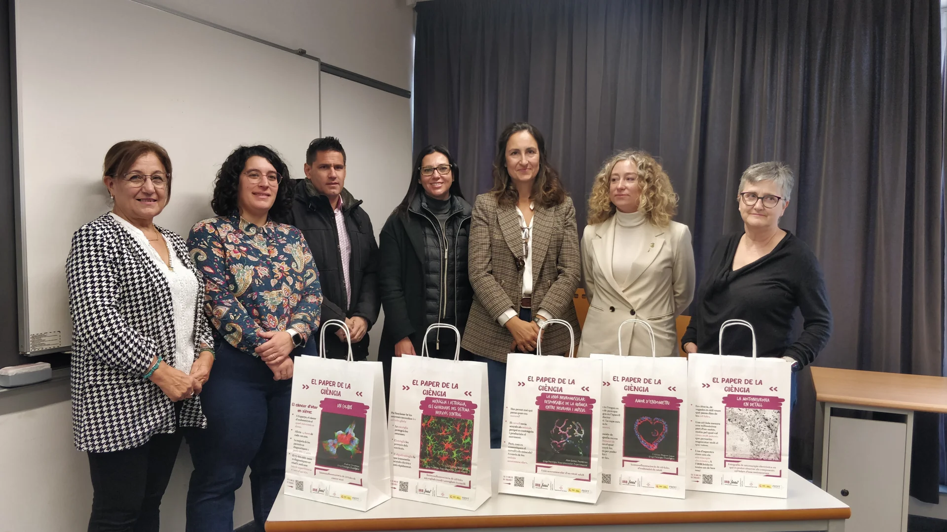 El IRBLleida, la Paeria de Lleida y las entidades de comerciantes de Lleida colaboran con el reparto de 5.000 bolsas para difundir el papel de la ciencia