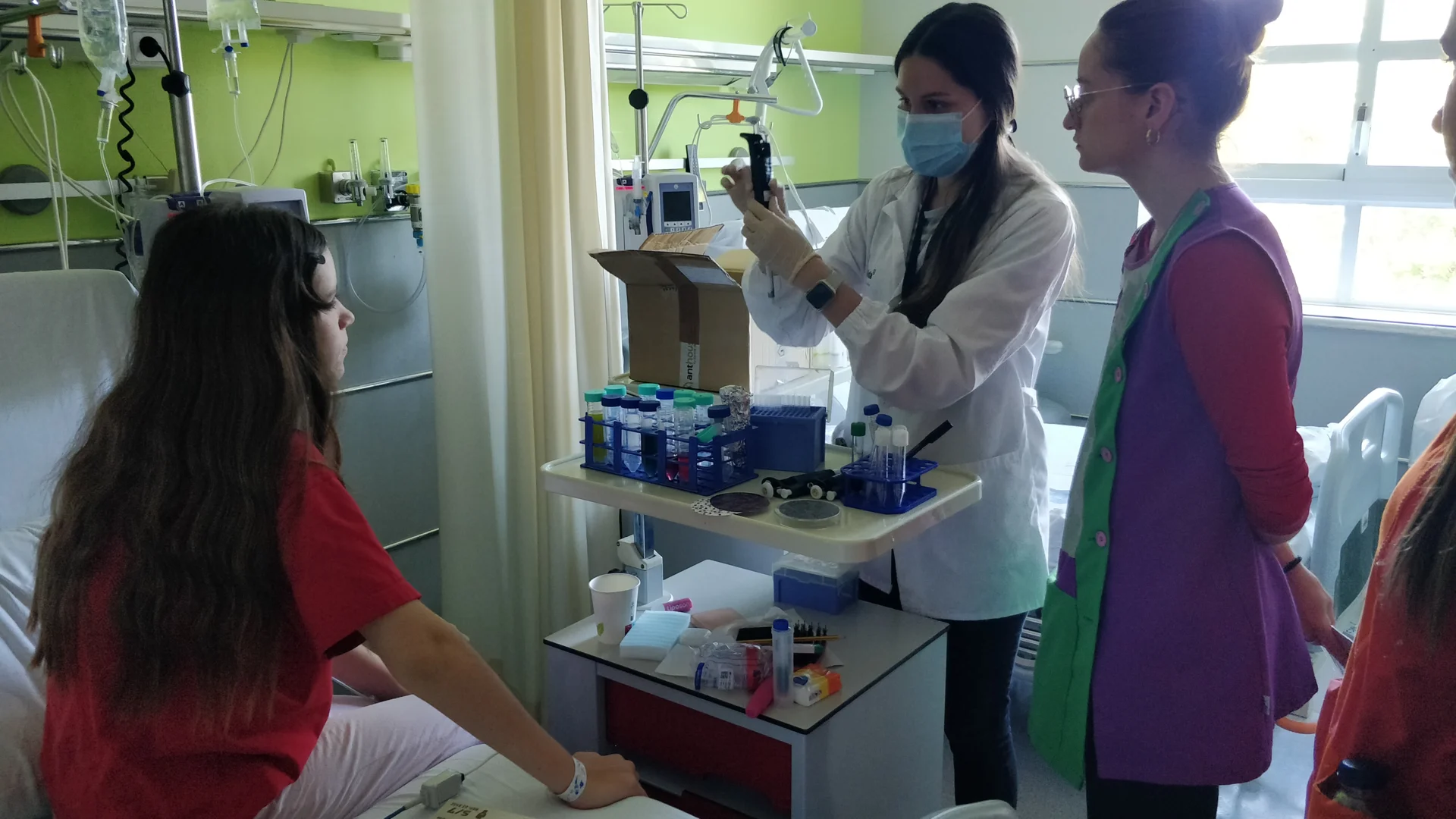 ‘Petits herois i heroïnes, grans científics i científiques’, taller de l’IRBLleida a l’aula hospitalària de l’Hospital Universitari Arnau de Vilanova de Lleida 