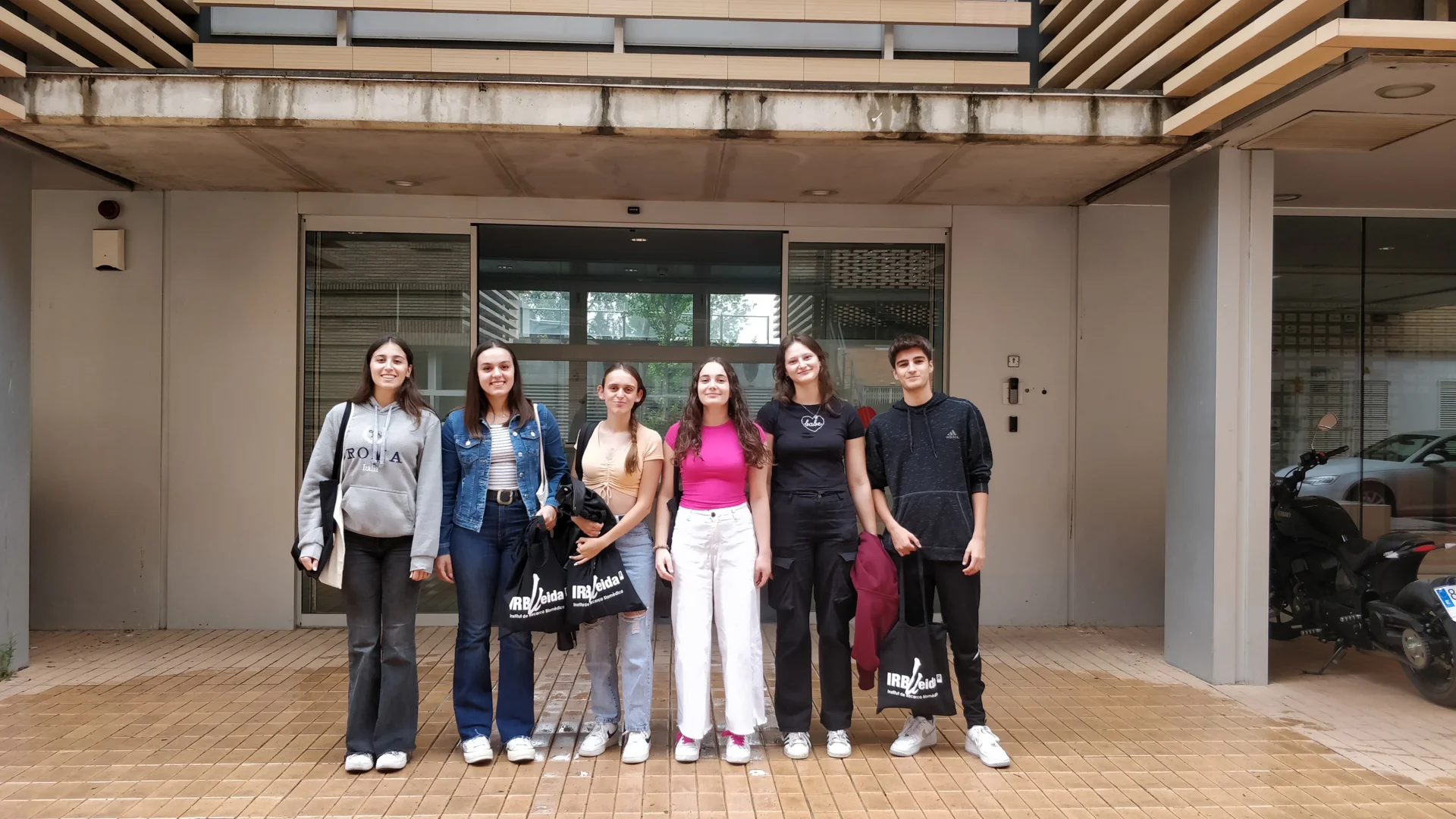 Sis alumnes de primer de batxillerat de Ponent, becats per l’IRBLleida per a fer una estada al centre