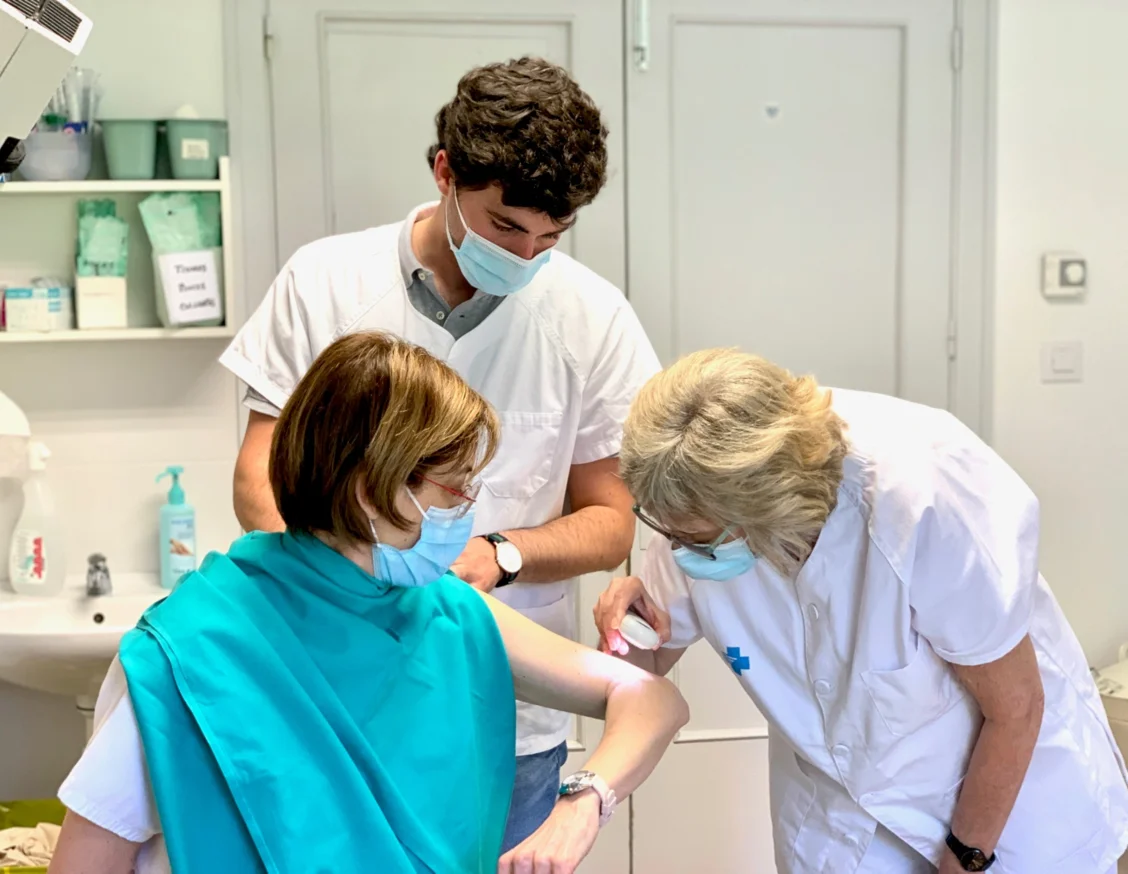 Dermatólogos de Lleida participan en la campaña Euromelanoma 2023 sobre cáncer de piel