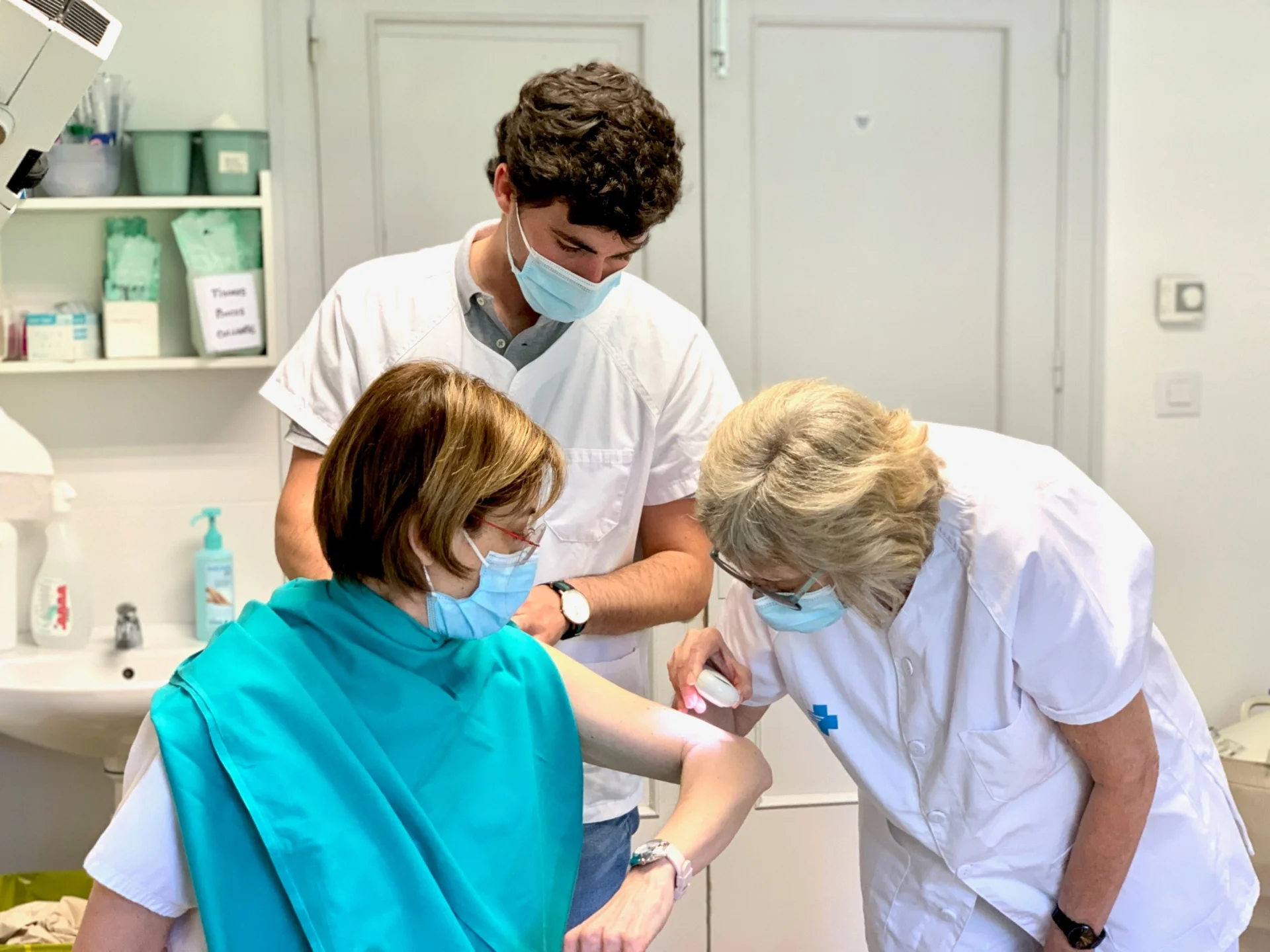 Dermatólogos de Lleida participan en la campaña Euromelanoma 2023 sobre cáncer de piel