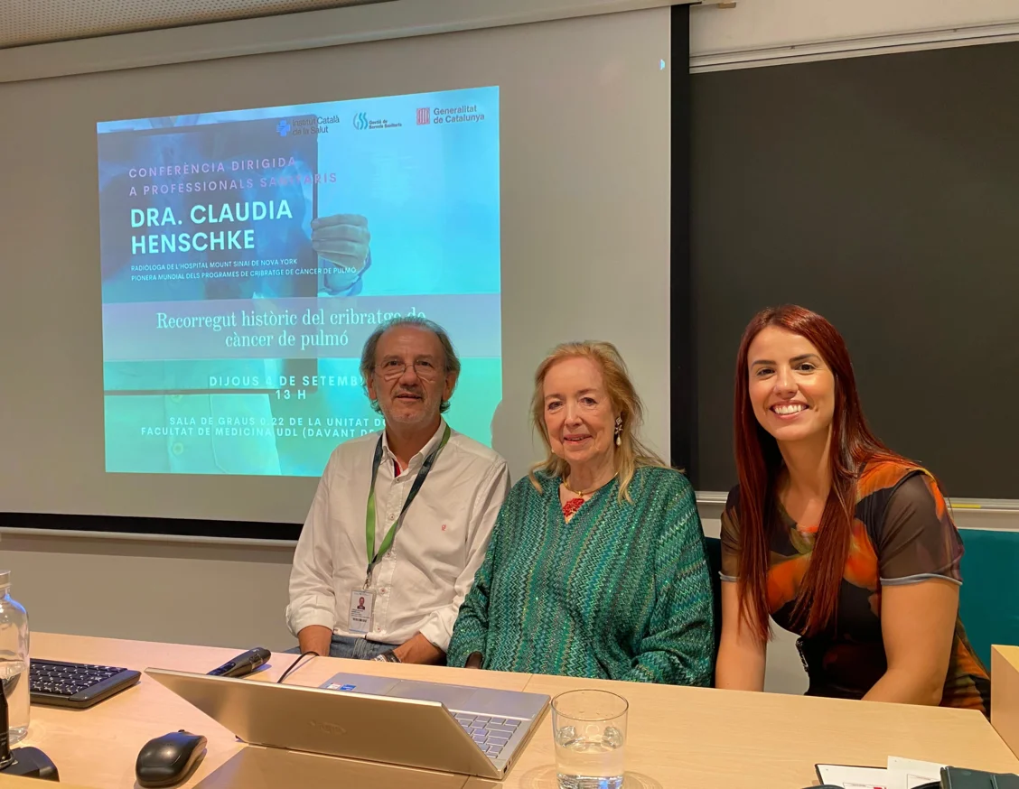 Claudia Henschke, a top radiologist and pioneer in lung cancer screening worldwide, is giving a lecture to healthcare professionals in Lleida