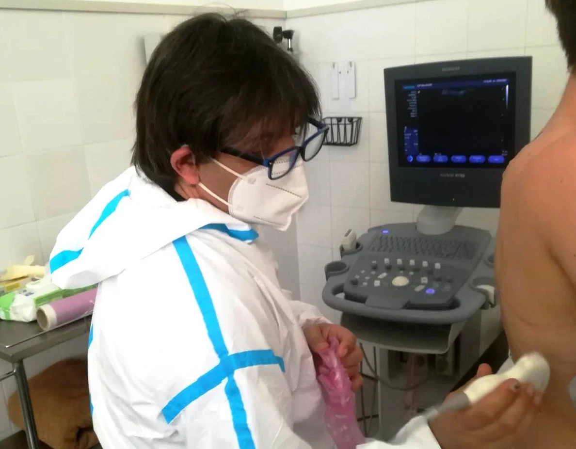 La ecografía pulmonar presenta una mayor precisión que la radiografía de tórax para el diagnóstico de neumonía por COVID-19