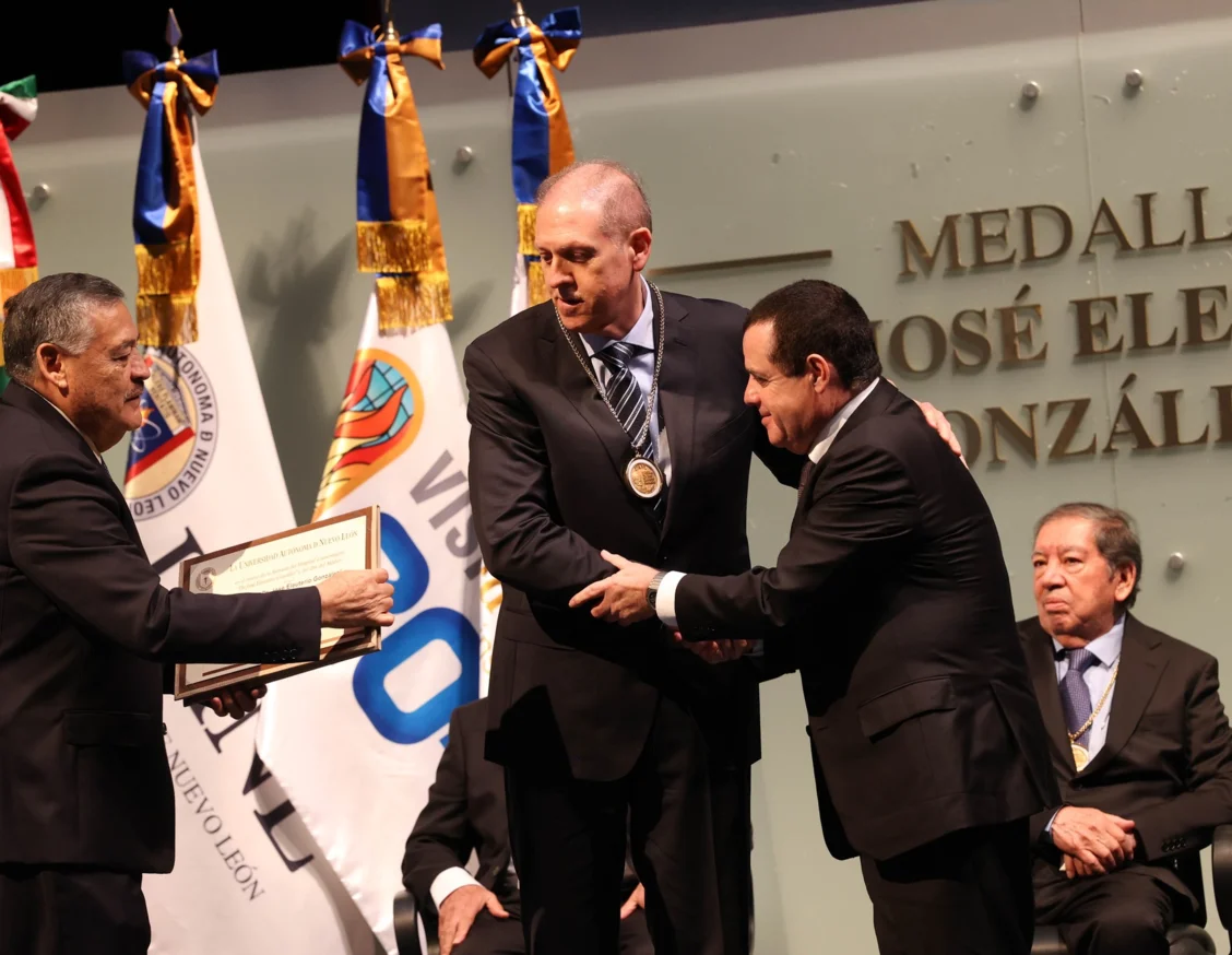 José Manuel Porcel, Head of Internal Medicine at Arnau de Vilanova Hospital and IRBLleida researcher, honoured with the highest recognition in the field of health by the University of Nuevo León