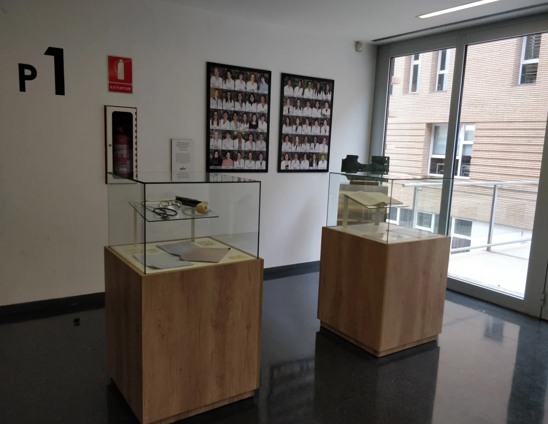 El IRBLleida rinde homenaje a los doctores Roc Pifarré y Joan Oró con dos expositores con material de los investigadores
