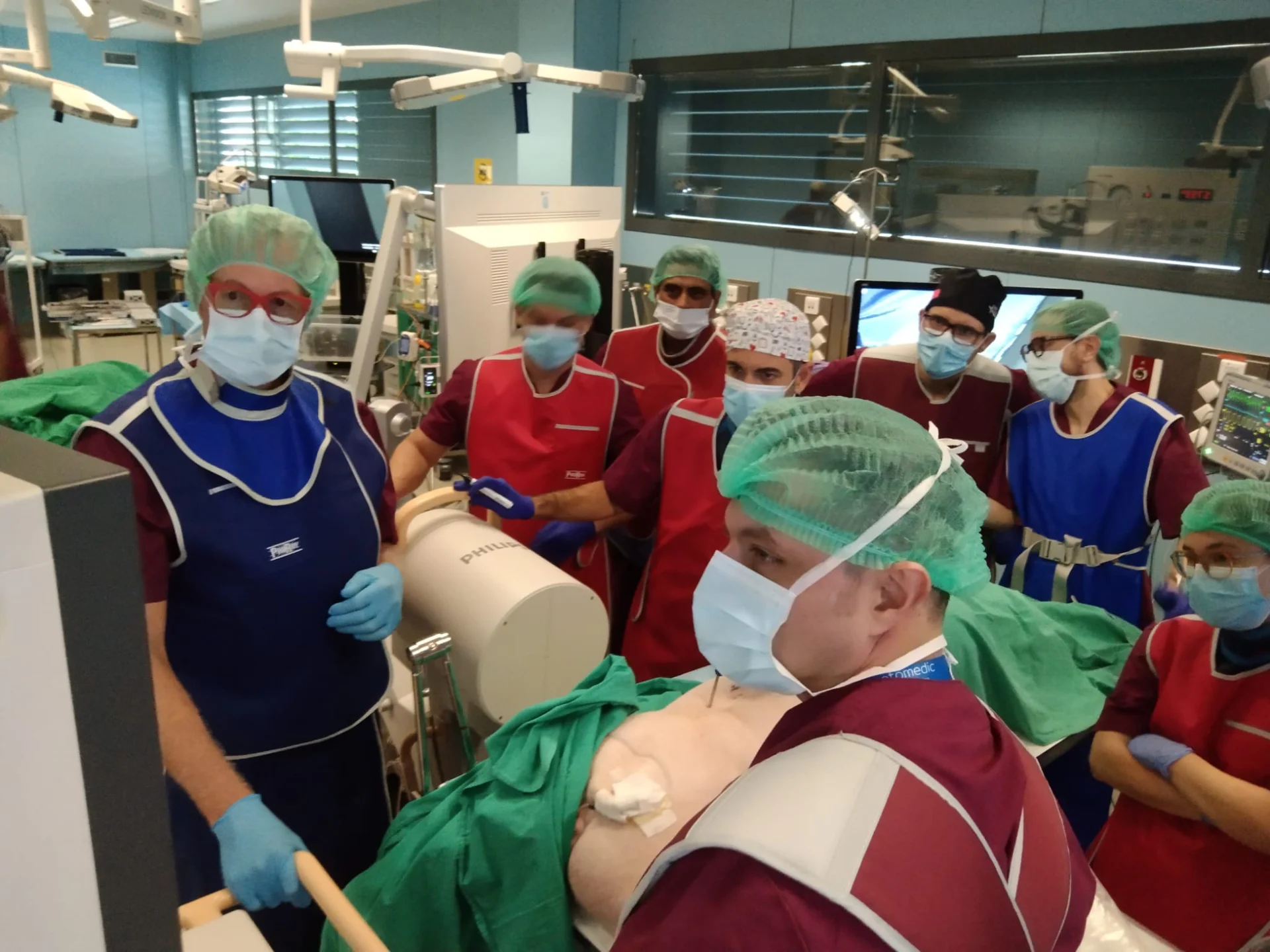 Professionals de la neurocirurgia i la traumatologia es formen a Lleida en l’ús de l’exoscopi, una tècnica més precisa per a fer intervencions